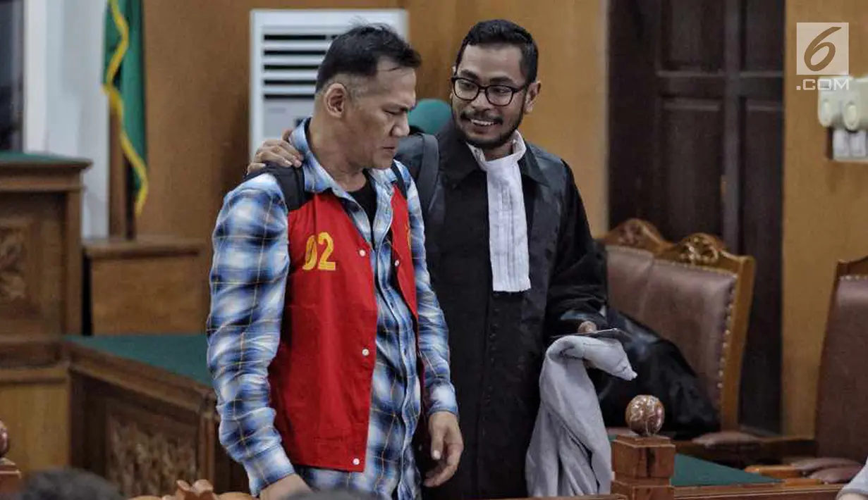 Aktor Tio Pakusadewo bersama kuasa hukumnya saat sidang lanjutan di PN Jakarta Selatan, Kamis (28/6). Dalam pledoinya, Tio mengaku kepada majelis hakim bahwa dirinya adalah pecandu selama 10 Tahun belakangan ini. (Liputan6.com/Faizal Fanani)