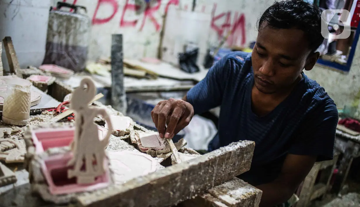 Pekerja menyelesaikan pembuatan plakat di Industri Rumahan Pluit, Penjaringan, Jakarta Utara, Rabu (30/10/2019). Plakat yang terbuat dari bahan baku resin plastik tersebut dijual dengan harga Rp 50.000 hingga Rp 100.000. (Liputan6.com/Faizal Fanani)