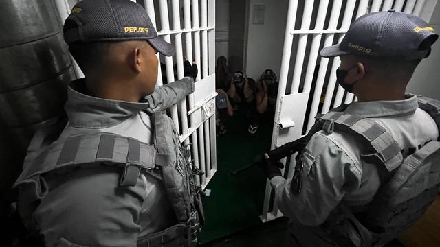 Bakamla mengamankan 17 anak buah kapal ikan asal Vietnam, Chuc Yhanh 7 di ruang tahanan KN Pulau Nipah-321