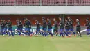 Para pemain Vietnam tengah melakukan pemanasan jelang malawan tuan rumah Indonesia pada laga uji coba di Stadion Maguwoharjo, Sleman, Yogyakarta, Sabtu (08/10/2016). (Bola.com/Nicklas Hanoatubun)