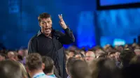 Tony Robbins punya beberapa cara agar kamu bisa meraih kesuksesan tanpa menjadikan uang sebagai patokan. 