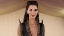 Kendall Jenner sukses curi atensi dengan gaun hitam dari Givenchy. Gaun ini menampilkan 100ribu manik-manik dan payet. [@kendallsnapc]