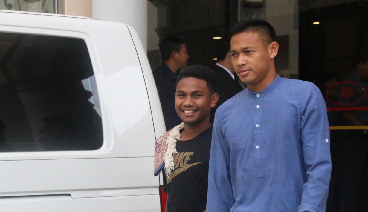 Bek timnas Indonesia, Andy Setyo usai melakukan salat Jumat di Mesjid Al Serkal, Phnom Penh, Kamboja, Jumat (22/2). Beberapa skuat Timnas Indonesia U-22 melakukan ibadah Salat jelang laga ketiga Piala AFF U-22 2019. (Bola.com/Zulfirdaus Harahap)