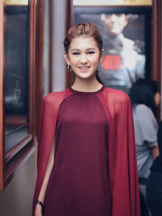 Wajah blasternya yang dirias dengan makeup natural serta gaya rambut sederhana, Zoe tampil begitu anggun. Terlebih lagi gaun merah yang dipadukan dengan marun itu membuatnya elegan. (Liputan6.com/IG/@zoeabbasjackson)