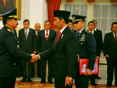 Presiden Joko Widodo bersalaman dengan Marsekal Madya Hadi Tjahjanto usai pelantikan di Istana Negara, Jakarta, Rabu (18/1). Hadi Tjahjanto menjadi Kepala Staf Angkatan Udara (Kasau) menggantikan Agus Supriatna. (Liputan6.com/Angga Yuniar)