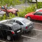 Ilustrasi deretan mobil terkena guyuran hujan di lokasi parkir terbuka (battisonhonda.com)
