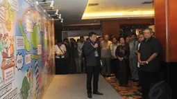 Presiden SBY melihat ilustrasi pembangunan nasional yang menghiasi ruangan Musrenbangnas di Bidakara, Jakarta (Liputan6.com/Herman Zakharia)