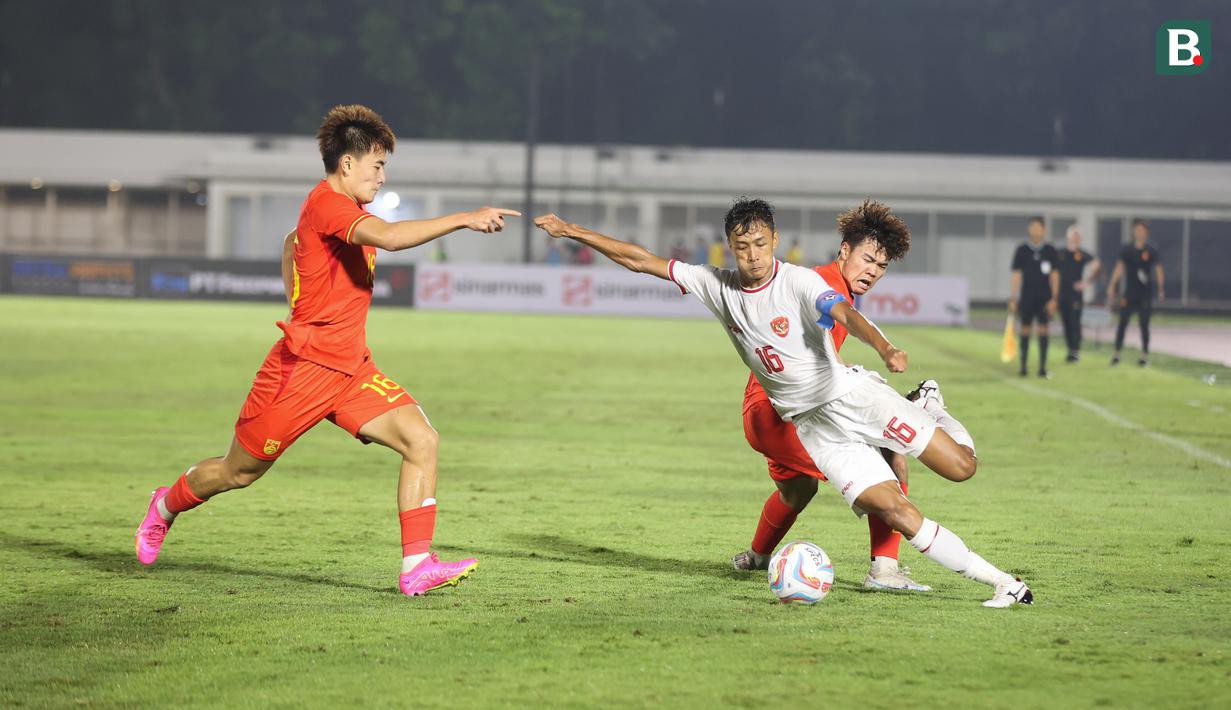 <p>Kapten Timnas Indonesia U-20, Dony Tri Pamungkas (tengah) berusaha melewati adangan dua pemain Timnas China U-20 pada laga kedua uji coba internasional di Stadion Madya Gelora Bung Karno, Senayan, Jakarta, Senin (25/3/2024). (Bola.com/Abdul Aziz)</p>