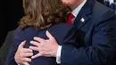 Presiden AS Donald Trump memeluk Gina Haspel seusai pengambilan sumpah sebagai Direktur CIA yang baru di markas CIA, Virginia, Senin (21/5). Haspel menggantikan Mike Pompeo, yang ditunjuk menjadi Menteri Luar Negeri AS (AFP PHOTO/SAUL LOEB)