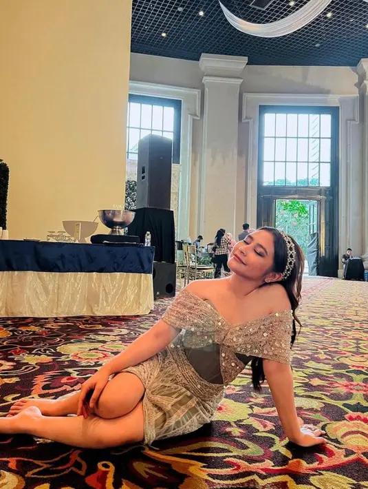 Penampilan dara cantik 25 tahun ini juga semakin sempurna dengan pulasan makeup flawless dari tangan Bubah Alfian. (Instagram/prillylatuconsina96).