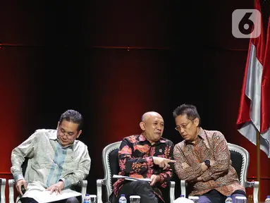 Mendag Agus Suparmanto (kedua kiri) dan Menkop UKM Teten Masduki (kedua kanan) saat diskusi panel VI Rakornas Indonesia Maju antara Pemerintah Pusat dan Forum Koordinasi Pimpinan Daerah di Bogor, Rabu (13/11/2019). Panel VI itu membahas transformasi ekonomi I. (Liputan6.com/Herman Zakharia)