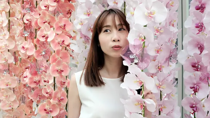 perempuan jatuh cinta