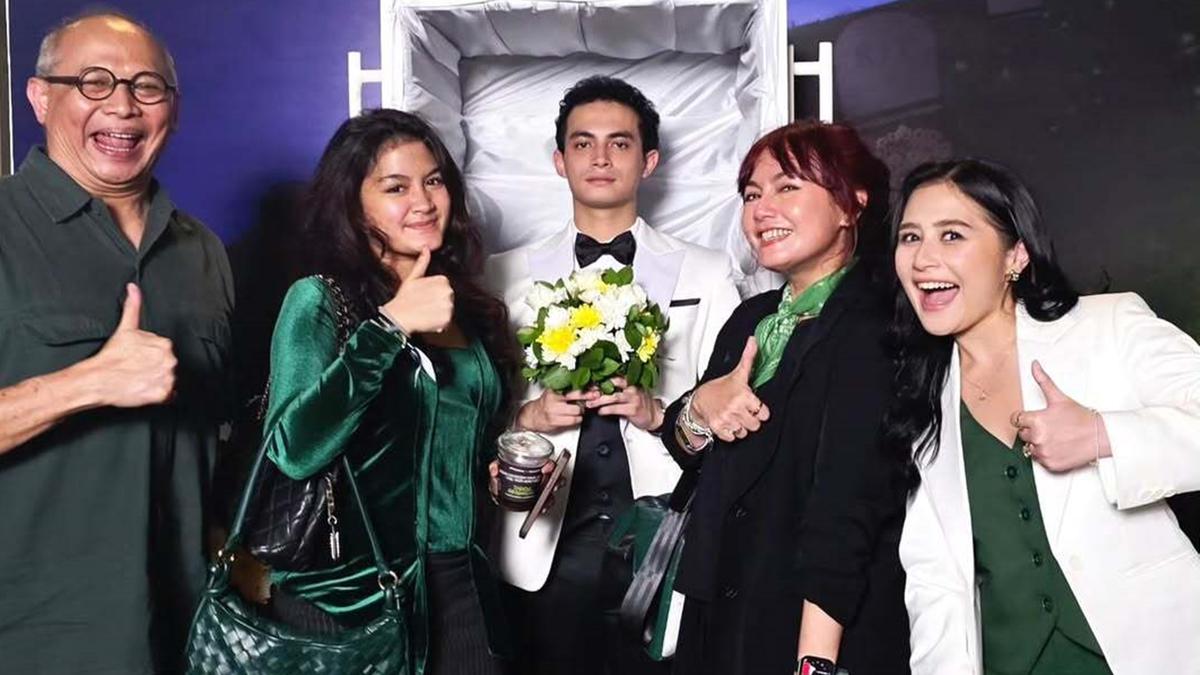 6 Gaya Prilly Latuconsina di Premiere 'Tinggal Meninggal', Kompak Bareng Keluarga Omara Esteghlal