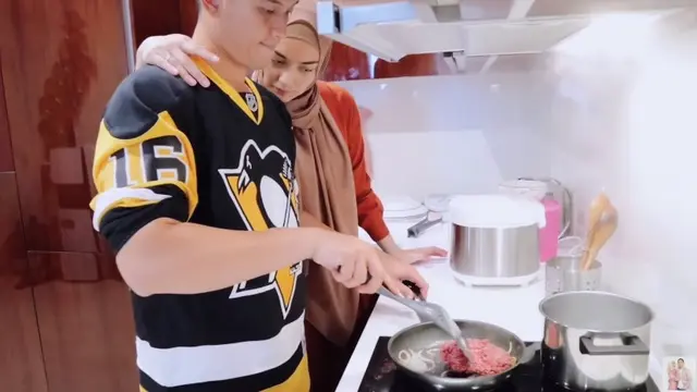 7 Momen Rezky Aditya Masak Buat Citra Kirana Ini Romantis