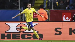 Penyerang Swedia, Marcus Berg berselebrasi usai mencetak gol ke gawang Spanyol pada pertandingan Grup F Piala Eropa 2020 di Friends Arena di Stockholm (15/10/2019). Spanyol bermain imbang 1-1 dan memastikan diri lolos ke putaran final Piala Eropa 2020. (AFP Photo/Jonathan Nackstrand)