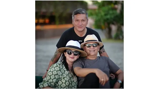 6 Potret Kompak Keluarga Roy Marten Liburan di Bali, Penuh Kehangatan