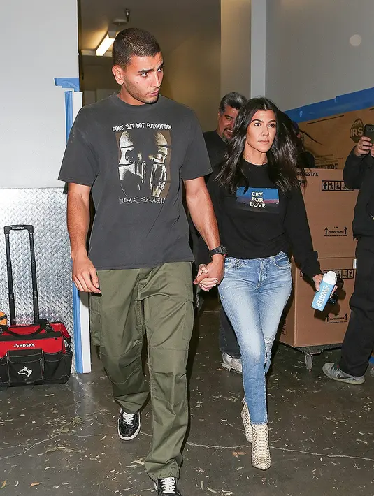 Kourtney Kardashian membawa Younes Bendjima saat menghadiri kelas seni anaknya, Mason. Waah.. Younes sudah dekat banget sama anak Kourtney, ya! (BACKGRID)