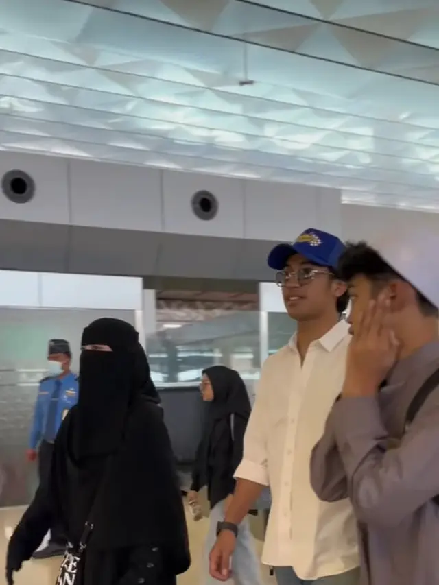 Umi Pipik antar anak bungsunya sekolah ke Yaman. [Foto: Instagram/_ummi_pipik_]