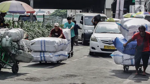 Berkah Ramadhan untuk Porter Tanah Abang