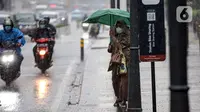 Pejalan kaki menggunakan payung saat hujan deras di kawasan Thamrin, Jakarta, Rabu (23/11/2022). Kepala Pelaksana Badan Penanggulangan Bencana Daerah (BPBD) DKI Jakarta Isnawa Adji mengimbau masyarakat untuk mengurangi aktivitas di luar rumah apabila Jakarta mengalami cuaca ekstrem. (Liputan6.com/Faizal Fanani)