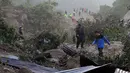 Polisi dan penduduk setempat menyisir lokasi tanah longsor saat mencari korban di Santa Catarina Pinula, Guatemala (2/10/2015). Penyelamatan dan pencarian personil terus bekerja di daerah sampai saat ini. (REUTERS/Josue Decavele)