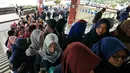 Para peserta Emtek Goes To Campus (EGTC) 2018 memasuki auditorium Universitas Gadjah Mada di Yogyakarta, Rabu (17/10). Acara yang memadukan kegiatan edukasi dan entertainment ini digelar pada 16 hingga 18 Oktober 2018. (Liputan6.com/Herman Zakharia)