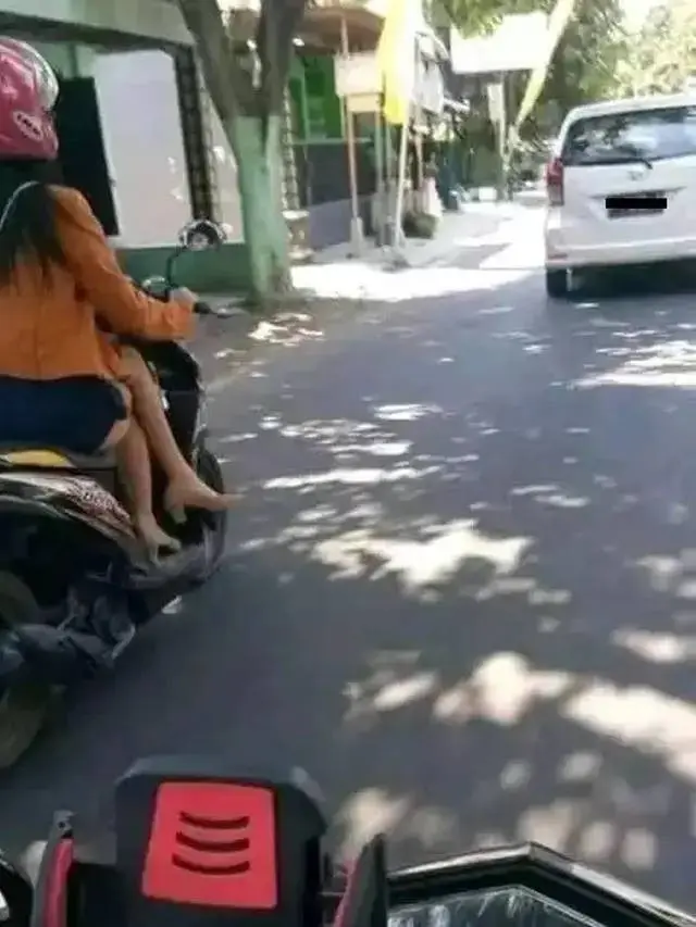 7 Potret Nyeleneh Emak-Emak Ngebut di Jalan Ini Enggak Boleh Ditiru