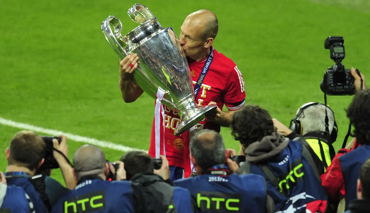 Bayern Munchen. Arjen Robben menikmati kejayaannya bersama Bayern Munchen selama 10 musim, mulai 2009/2010 hingga 2018/2019. Satu trofi Liga Champions, 8 trofi Bundesliga dan 5 trofi DFB Pokal sukses dipersembahkannya dalam 309 laga dengan torehan 144 gol dan 101 assists. (Foto: AFP/Glyn Kirk)