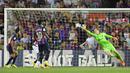 Penjaga gawang Barcelona, Marc-Andre ter Stegen tampil baik saat menghadapi serangan Rayo Vallecano. Ter Stegen mampu melakukan dua penyelamatan gawangnya dari kebobolan. (AFP/Pau Barrena)