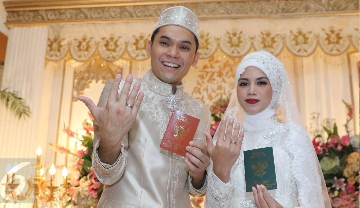 Pasangan Artis, Ben Kasyafani dan Nesyana Ayu Nabila memperlihatkan cincin nokah usai ijab kabul, Jakarta, Sabtu (30/07). Ben dan Inez nantinya akan menggelar resepsi pernikahan di Grand Ballroom Ritz Carlton Hotel,Jaksel. (Liputan6.com/Herman Zakharia)