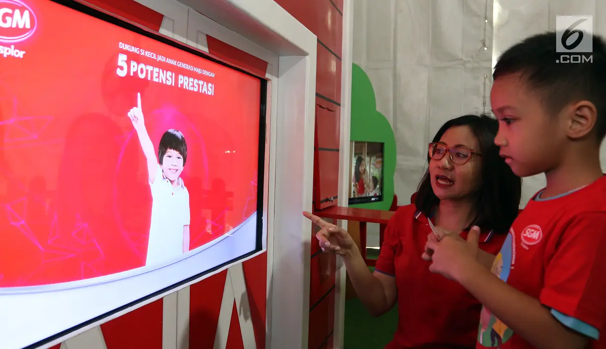 Marketing Manager SGM Eksplor, Astrid Prasetyo menemani seorang anak belajar bermain saat peringatan Hari Anak Nasinonal di Taman Prestasi, Jakarta, Minggu (21/7/2019). Peringati Hari Anak Nasional SGM Eksplor hadirkan "Taman Prestasi Sahabat Generasi Maju". (Liputan6.com/Johan Tallo)