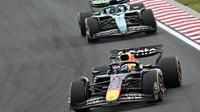 Pembalap Red Bull asal Belanda, Max Verstappen, memimpin balapan di depan pembalap Aston Martin asal Kanada, Lance Stroll, saat keduanya berlaga di Grand Prix Formula Satu Hungaria di sirkuit Hungaroring di Mogyorod, dekat Budapest, Hungaria, pada 3 Agustus 2025. (Attila KISBENEDEK/AFP)