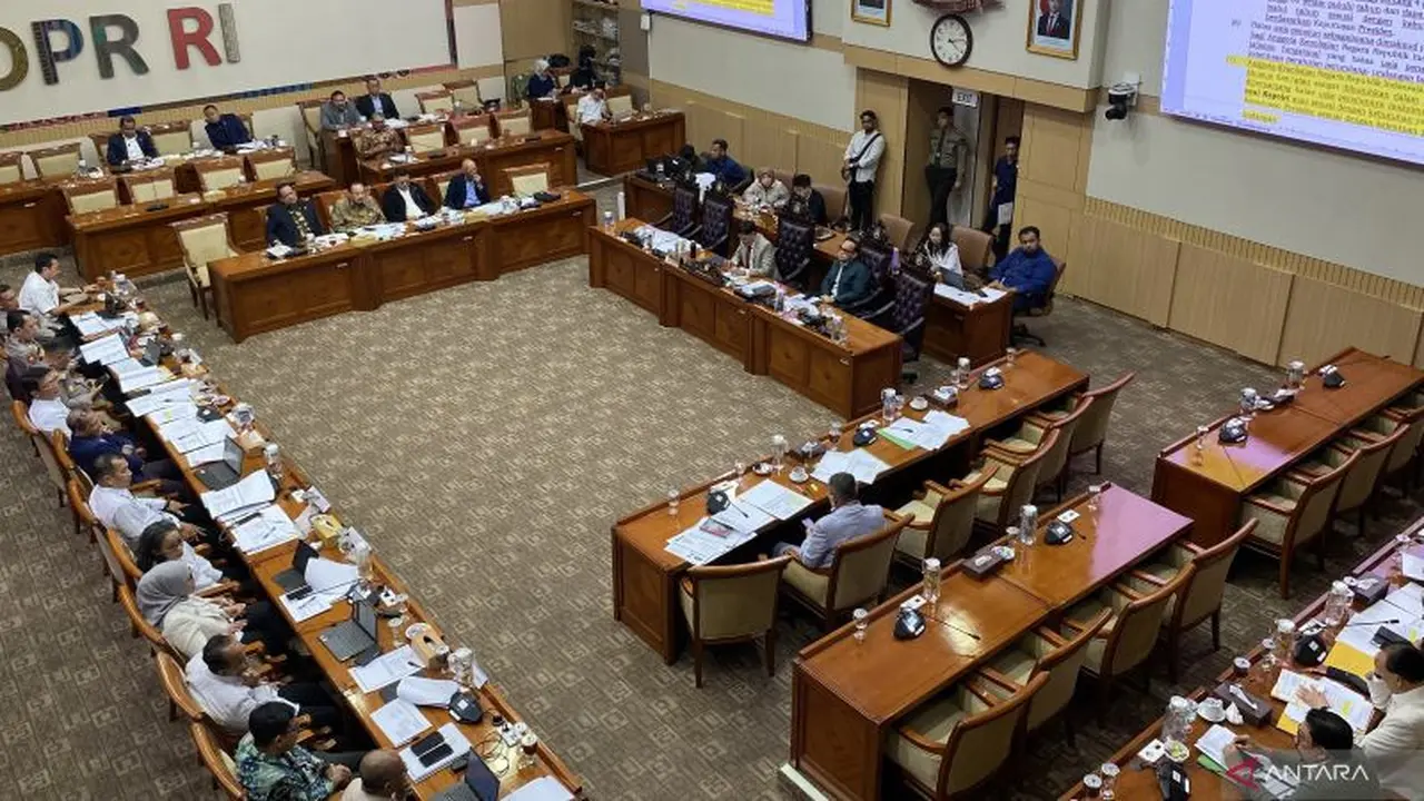 Komisi III DPR dan Pemerintah Bahas RUU Polri