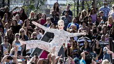 Katy Perry tampil di Ramon C. Cortines School of Visual and Performing Arts di Los Angeles, California, AS (12/6). (AFP Photo)