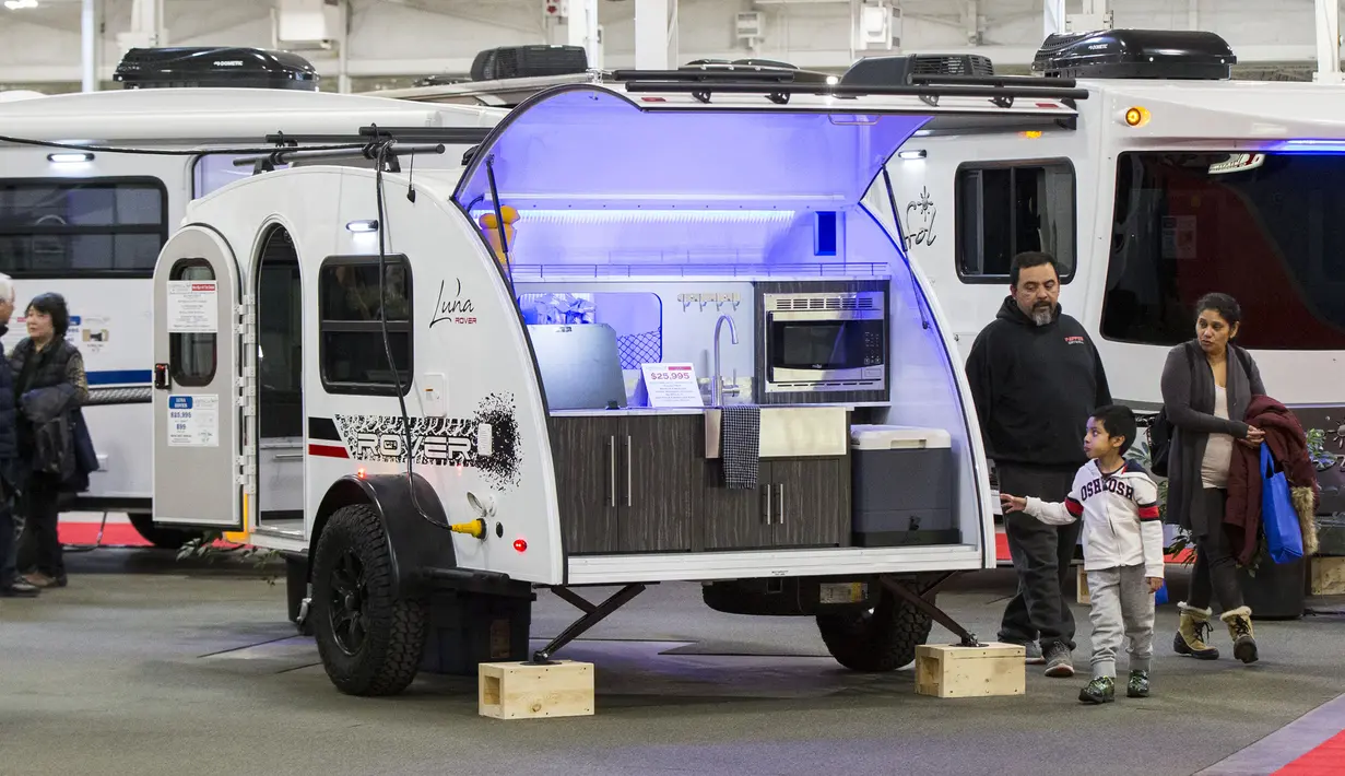 Para pengunjung melihat-lihat trailer wisata Luna Rover dalam Pameran Kamping dan Kendaraan Rekreasi Musim Semi Toronto (Toronto Spring Camping & RV Show) 2020 di Toronto, Kanada (27/2/2020). Pameran tahunan ini memamerkan lebih dari 500 kendaraan rekreasi mewah. (Xinhua/Zou Zheng)