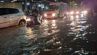 Banjir Rendam Jalan Daan Mogot Jakbar, Lalu Lintas Macet Panjang Malam Ini