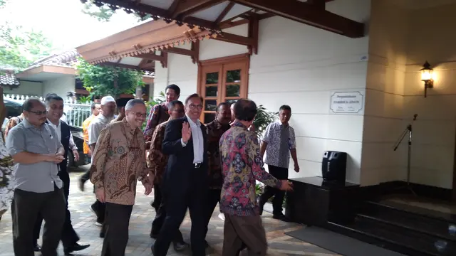 Mantan Wakil Perdana Menteri Malaysia Anwar Ibrahim saat tiba di kediaman mantan Presiden ke-3 RI BJ Habibie