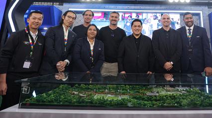 Menpora Erick Thohir (ketiga dari kanan) berfoto bersama para legenda Liga Italia, Esteban Cambiasso, Christian Panucci dan Alessandro Nesta di booth FIFA yang berada pada acara Indonesia Sports Summit 2025 (ISS 2025) resmi digelar di Indonesia Arena, Senayan, Jakarta pada Sabtu (6/12/2025).