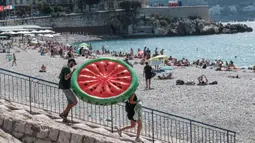 Orang-orang menikmati suasana di sebuah pantai yang ada di Nice, Prancis selatan, pada Rabu (22/7/2020). Banyak pengunjung memadati Nice selama liburan musim panas di tengah pandemi COVID-19. (Xinhua/Serge Haouzi)