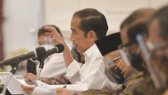 Presiden Jokowi memimpin RapatTerbatas mengenai Rencana Pengadaan dan Pelaksanaan Vaksinasi COVID-19 di Istana Merdeka, Jakarta, Senin (26/10/2020). (Sekretariat Kabinet RI)