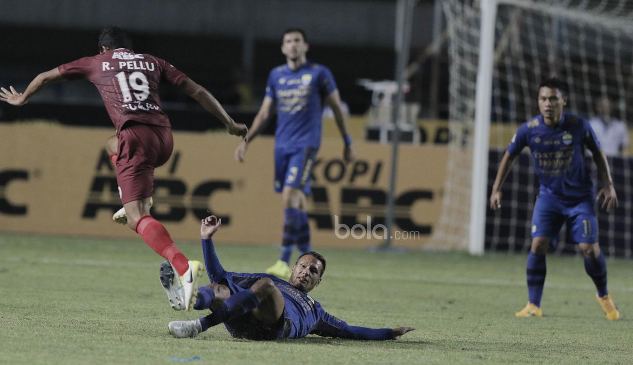 Gelandang Persib Bandung, Raphael Maitimo, berusaha menghadang laju gelandang PSM Makassar, Rizky Pellu pada laga lanjutan Liga 1 di Stadion GBLA, Bandung, Rabu, (5/7/2017). (Bola.com/M Iqbal Ichsan)