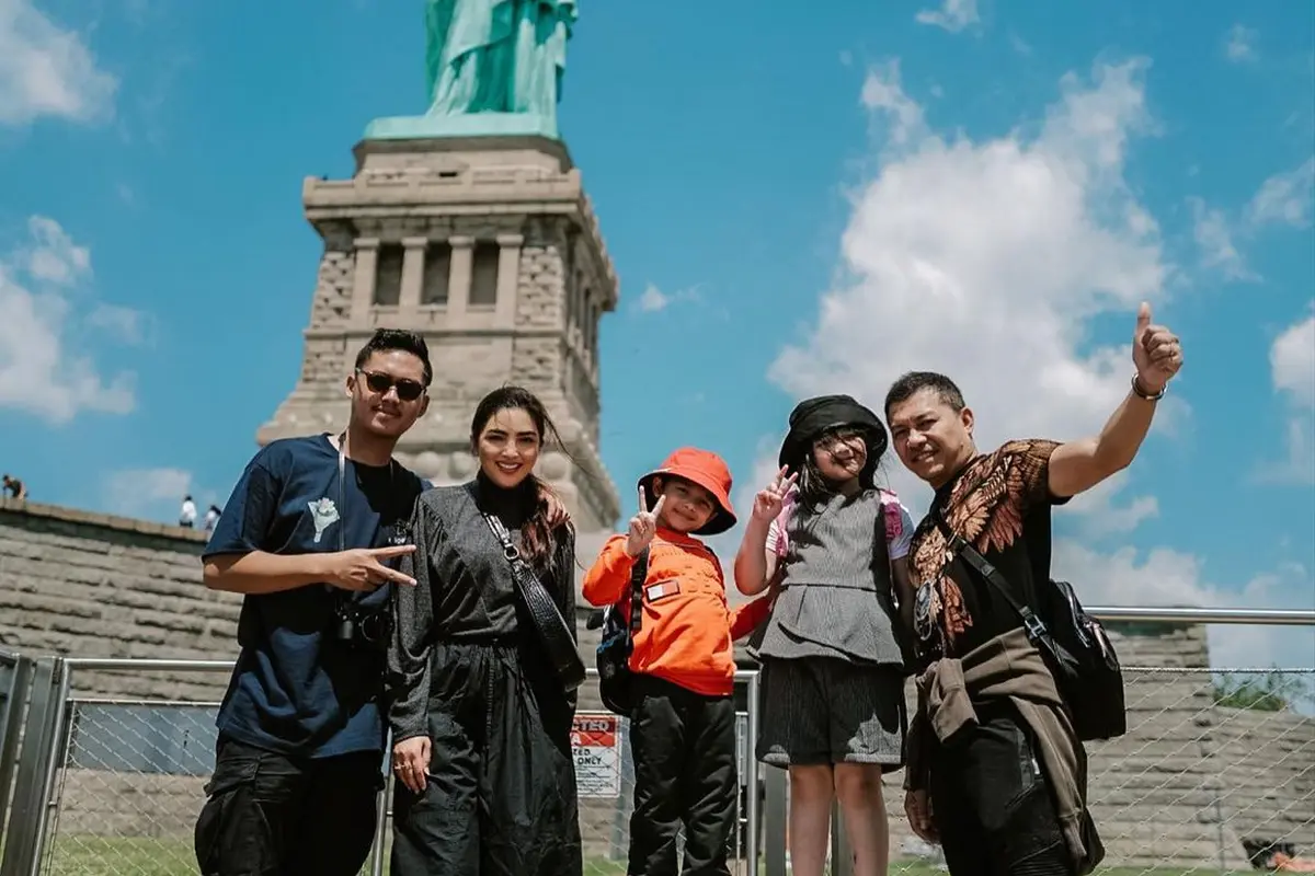 Potret Serunya Keluarga Anang Hermansyah saat Liburan di New York