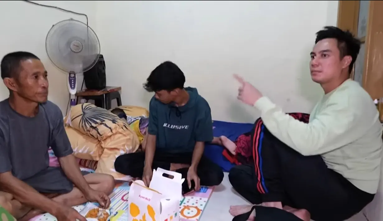 Kedatangan pria dua orang anak tersebut membuat banyak yang kaget. Selain bersama nenek yang ditemui pertama, Baim juga cerita mendiang mamahnya semasa masih di Purwakarta.  [Youtube/Baim Paula]