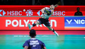 Pebulu tangkis tunggal putra Indonesia, Jonatan Christie melakukan smash ke arah kompatriotnya, Alwi Farhan dalam babak 16 besar Indonesia Open 2026 di Istora Senayan, Jakarta, Kamis (04/06/2026). (Bola.com/Bagaskara Lazuardi)