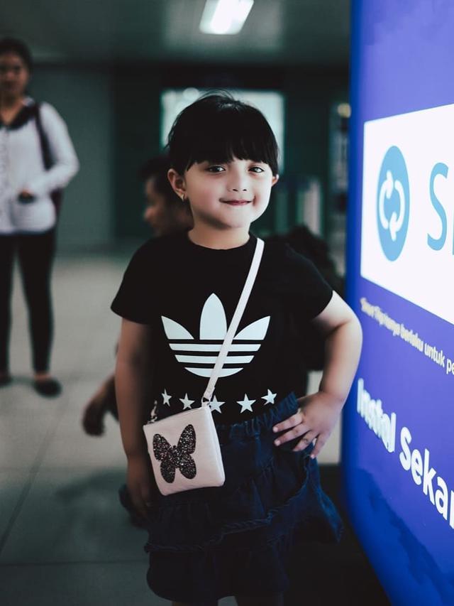 Potret Arsy Hermansyah Belajar Naik MRT (sumber: instagram/@queenarsy)