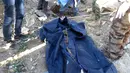 Tulang belulang yang tersisa dari jasad korban kesadisan kelompok ISIS ditemukan di sebuah kuburan massal di Kota Ramadi, sebelah barat Baghdad, Selasa (26/1). Kuburan massal tersebut berisi sisa-sisa sekitar 40 jasad. (AFP/ MOADH AL-DULAIMI)