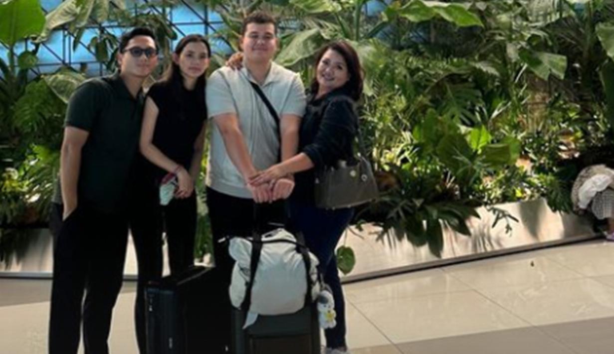 Potret Sarah Menzel berfoto dengan ibunda, kakaknya, dan juga Azriel Hermansyah sebelum keberangkatan. Terlihat mata sembab Sarah karena menangis berpisah sementara dengan Azriel. Tak hanya dari keluarga, Sarah Menzel juga dapat dukungan dari netizen. Pasangan yang terpaut usia 2 tahun ini tampil selaras dan kompak mengenakan baju simpel pakai busana nuansa gelap. (Liputan6.com/IG/@azriel_hermansyah)