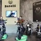 Benelli 502C (kiri) dan Leoncino 250 (kanan) meluncur di GIIAS 2019. (Septian / Liputan6.com)