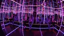 Pengunjung menikmati objek wisata Meow Wolf di sebuah tempat bekas arena bowling tua di Santa Fe, New Mexico (31/7). Objek wisata dan pameran instalasi ini terinspirasi dari film serial  Dr Who TARDIS. (AFP Photo/Mark Ralston)