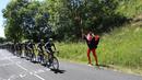 Penonton asal Jerman yang dikenal dengan sebutan El Diablo selalu hadir dalam perhelatan Tour de France. (AFP/Kenzo Tribouillard)